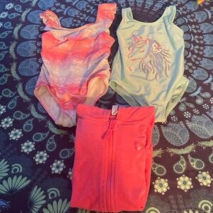 👧🏻👧🏻Girls sizes 4/5 2 swim suits 1 coverup